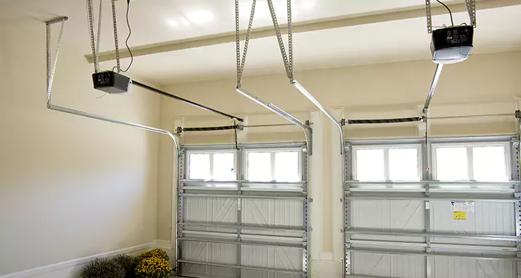 Residential Emergency Garage Door Repair in The Crossings, FL